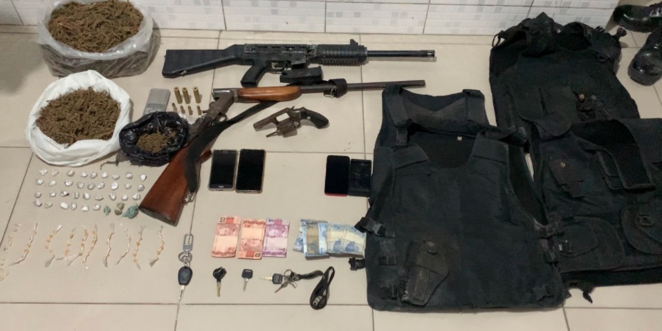 Polícia Militar prende duas duas mulheres em Caruaru com armas, drogas e motos
