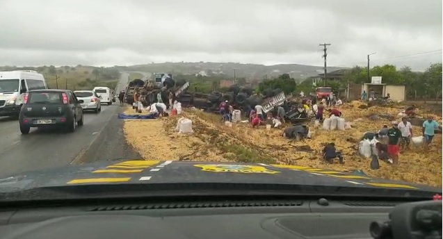 Carreta tomba em Caruaru e carga é saqueada; Motoristas multados ao parar no acostamento e ao dirigir filmando Carreta tomba em Caruaru e carga é saqueada; Motoristas multados ao parar no acostamento e ao dirigir filmando