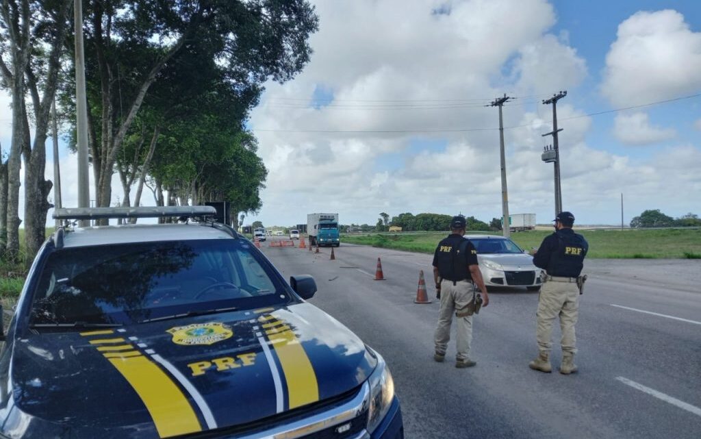 Motorista é preso após agredir policiais rodoviários federais durante abordagem em Caruaru Motorista é preso após agredir policiais rodoviários federais durante abordagem em Caruaru