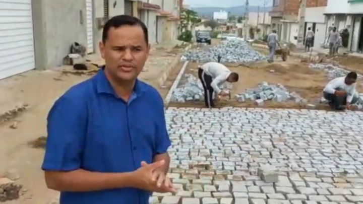 Iniciado calçamento em rua do bairro Jardim Boa Vista, após pedido do vereador Irmão Ronaldo