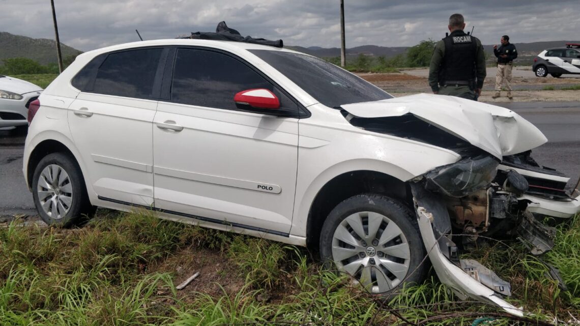 Carro roubado é recuperado após colidir em caminhonete na BR 232, em Caruaru Carro roubado é recuperado após colidir em caminhonete na BR 232, em Caruaru
