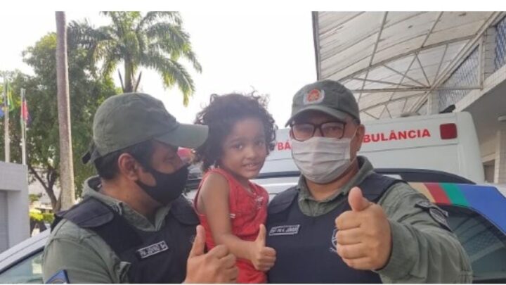 Policiais salvam a vida de outra criança engasgada