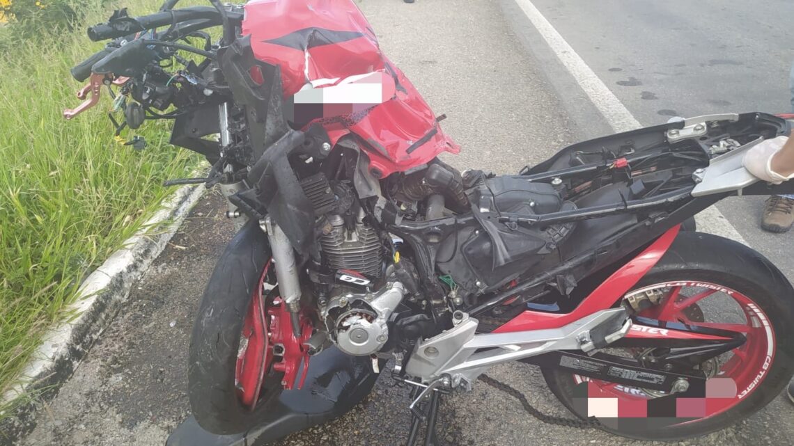 Motociclista morre ao colidir em carro e ser arremessado no parabrisa de caminhão na BR 232 Motociclista morre ao colidir em carro e ser arremessado no parabrisa de caminhão na BR 232