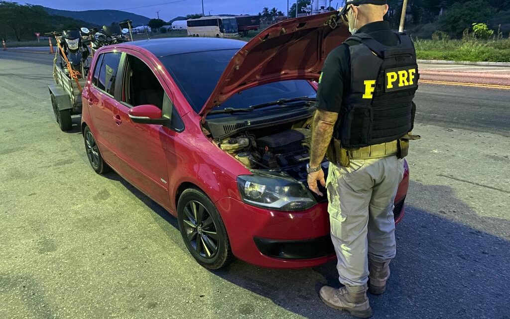 Homem é detido com CNH falsa e carro roubado na BR 232 Homem é detido com CNH falsa e carro roubado na BR 232
