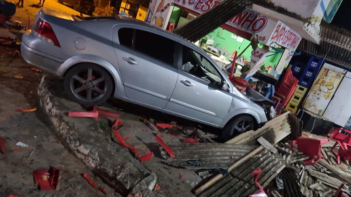 Assaltantes em fuga atropelam clientes de bar e um homem morreu