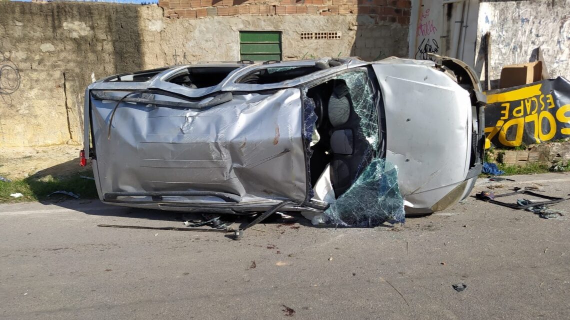 Motorista morre e quatro pessoas ficam feridas após veículo capotar Motorista morre e quatro pessoas ficam feridas após veículo capotar