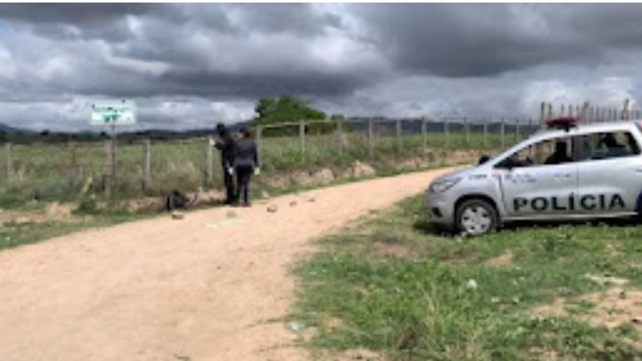 Corpo carbonizado e com marcas de tiros é encontrado