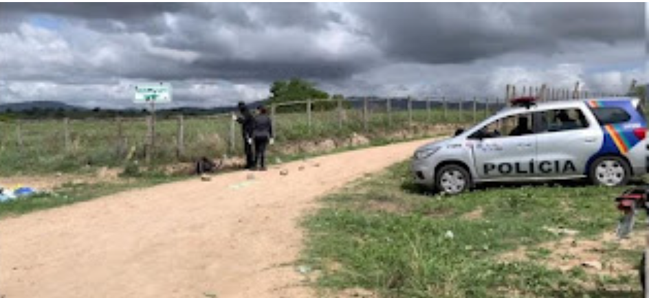 Corpo carbonizado e com marcas de tiros é encontrado