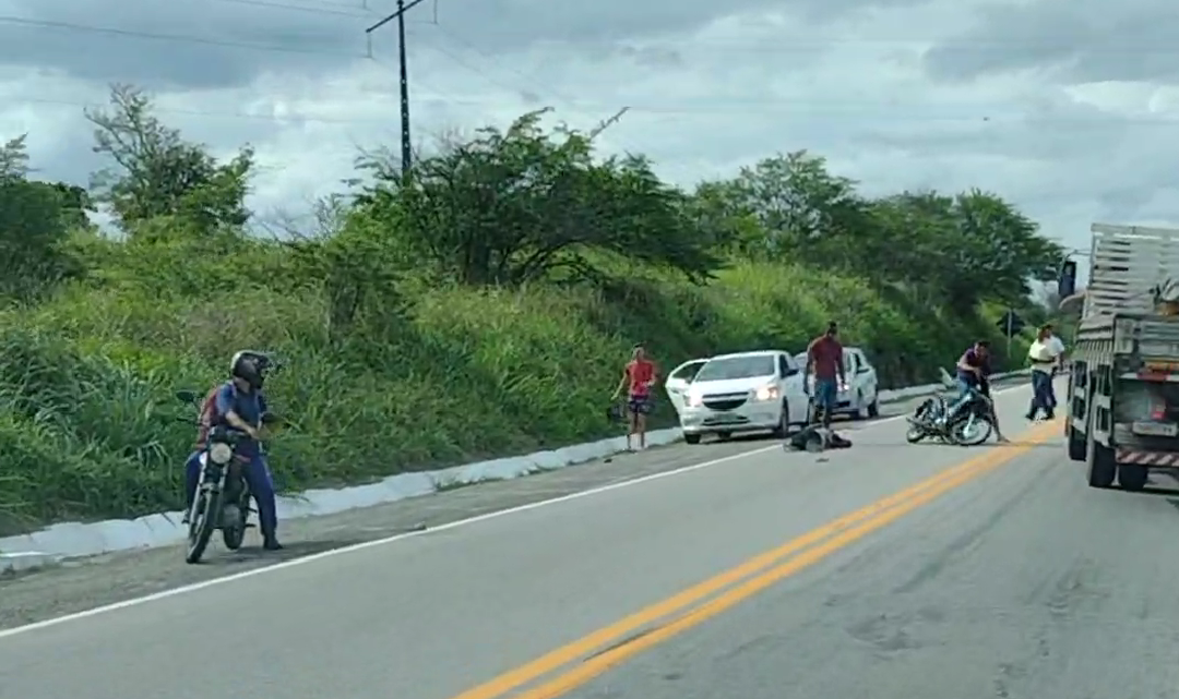 Mulher tem morte cerebral após colisão de carro em moto na BR-104, em Agrestina Mulher tem morte cerebral após colisão de carro em moto na BR-104, em Agrestina