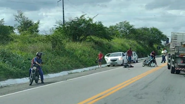 Mulher tem morte cerebral após colisão de carro em moto na BR-104, em Agrestina