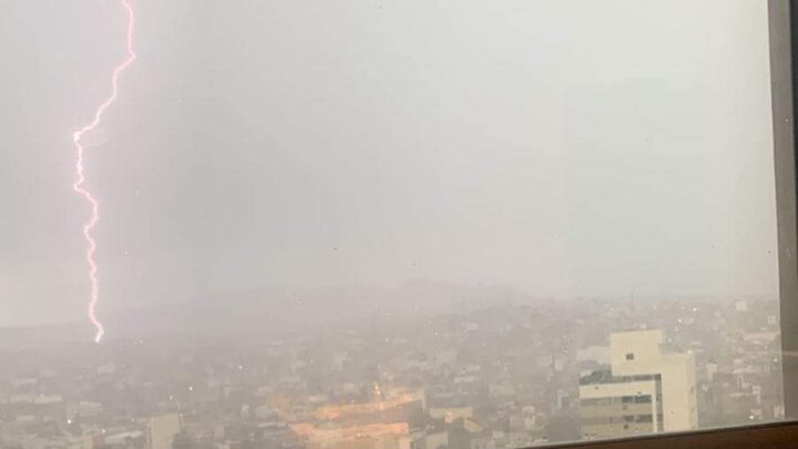 Chuva com raios e trovões em Caruaru nesta sexta-feira (11); Veja