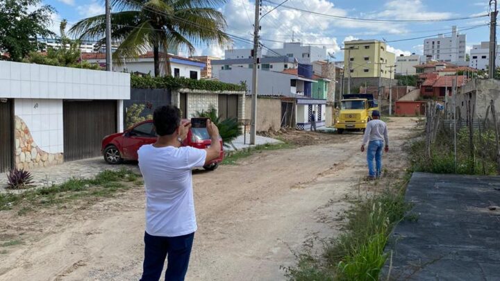 Vereador Mano do Som solicita calçamento para 50 ruas em Caruaru
