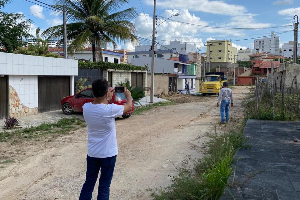 Vereador Mano do Som solicita calçamento para 50 ruas em Caruaru Vereador Mano do Som solicita calçamento para 50 ruas em Caruaru