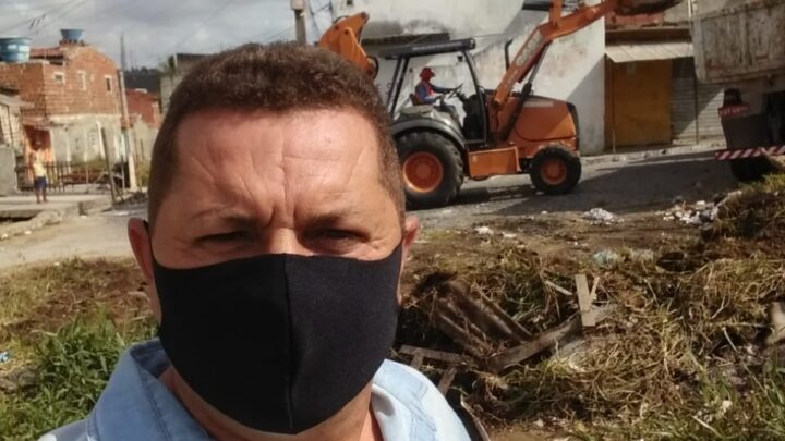 Prefeitura faz limpeza no canal do Salgadinho a pedido do vereador Carlinhos da Ceaca