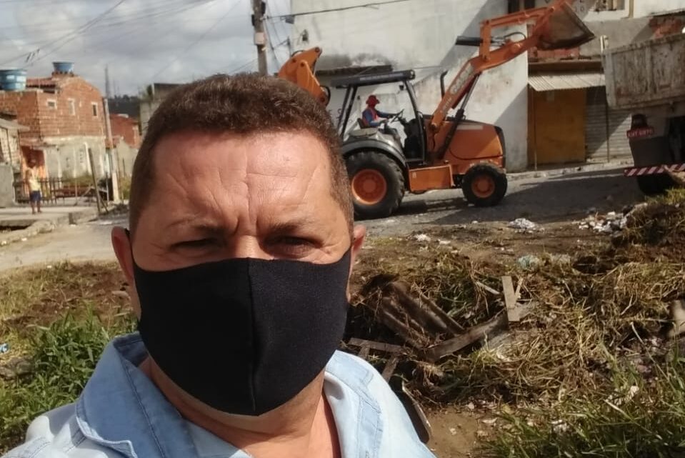 Prefeitura faz limpeza no canal do Salgadinho a pedido do vereador Carlinhos da Ceaca Prefeitura faz limpeza no canal do Salgadinho a pedido do vereador Carlinhos da Ceaca