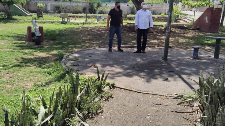 Vereador Carlinhos da Ceaca solicita reforma de praça no Petrópolis ao Secretário Executivo de Governo