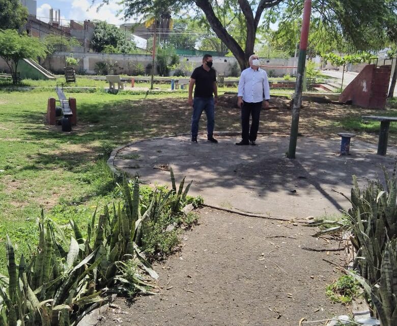Vereador Carlinhos da Ceaca solicita reforma de praça no Petrópolis ao Secretário Executivo de Governo