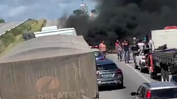 Moradores fecham trecho da BR 232, em Caruaru, devido falta d’água
