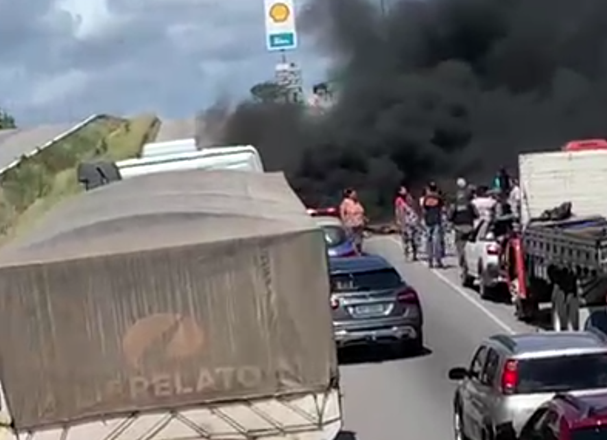 Moradores fecham trecho da BR 232, em Caruaru, devido falta d’água Moradores fecham trecho da BR 232, em Caruaru, devido falta d’água
