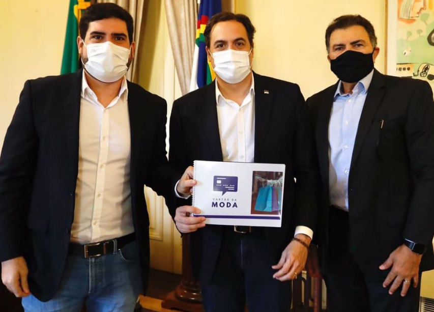 Tonynho Rodrigues apresenta a Paulo Câmara, projeto que cria o Cartão da Moda que beneficiará Polo de Confecções Tonynho Rodrigues apresenta a Paulo Câmara, projeto que cria o Cartão da Moda que beneficiará Polo de Confecções