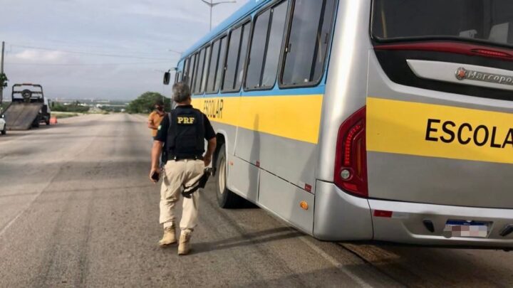 Fiscalização em transporte escolar na BR-104 e menor de 15 anos de idade é flagrado dirigindo um caminhão