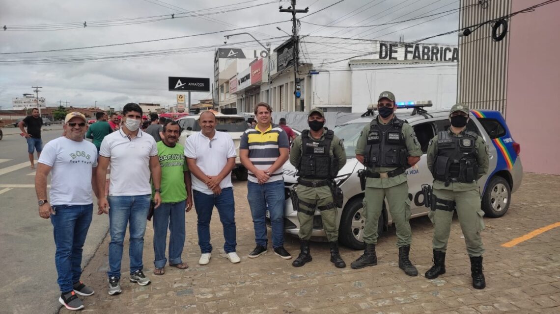 Lessa tem solicitação atendida e feira de Pão de Açúcar recebe policiamento Lessa tem solicitação atendida e feira de Pão de Açúcar recebe policiamento