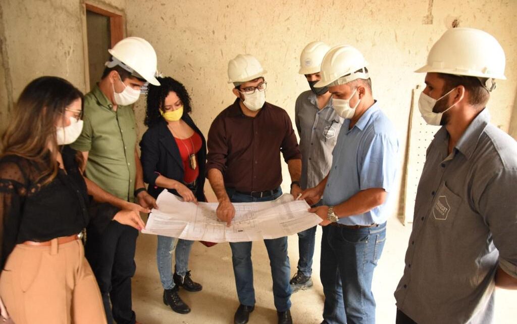 Lessa faz visita às obras da nova Delegacia da Mulher de Caruaru Lessa faz visita às obras da nova Delegacia da Mulher de Caruaru