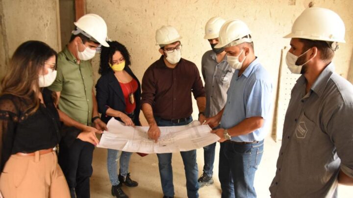Lessa faz visita às obras da nova Delegacia da Mulher de Caruaru