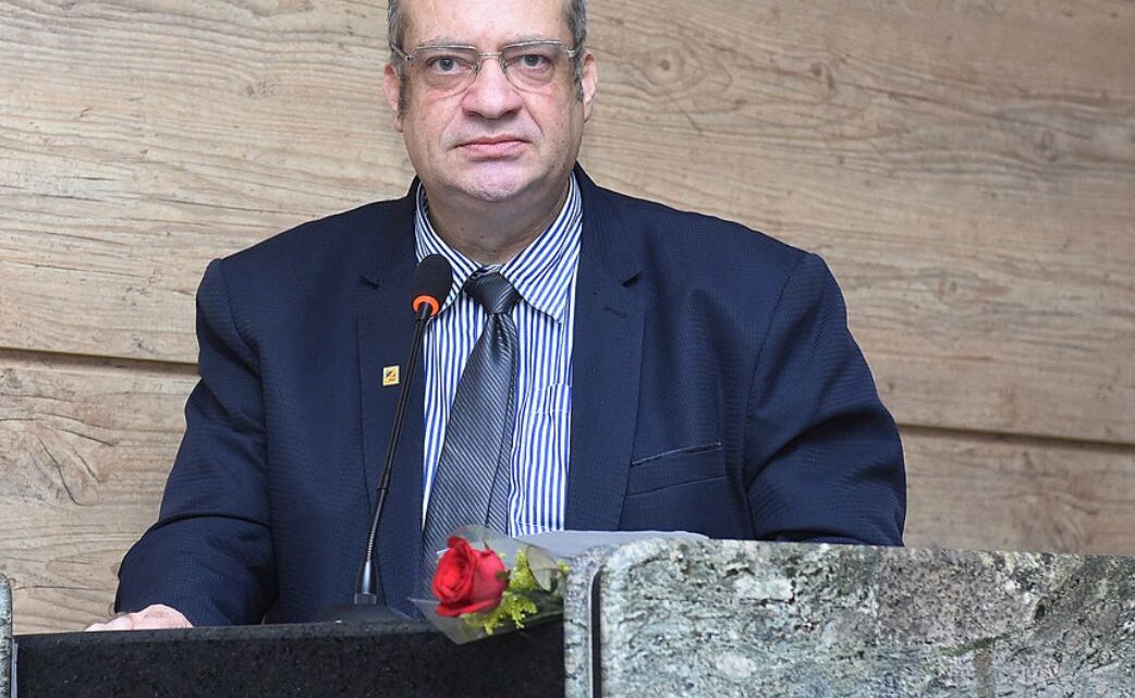 Vereador pede a Raquel que reveja o reajuste para educadores e se emociona Vereador pede a Raquel que reveja o reajuste para educadores e se emociona