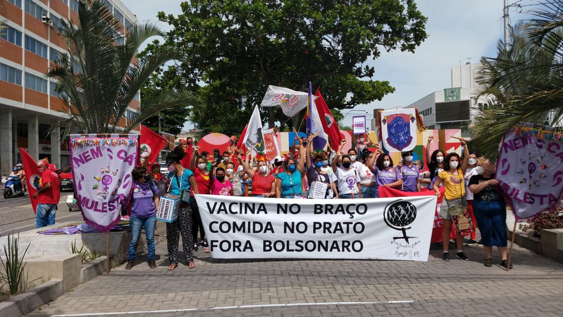 Frente Feminista do Agreste realiza ato de rua em Caruaru Frente Feminista do Agreste realiza ato de rua em Caruaru