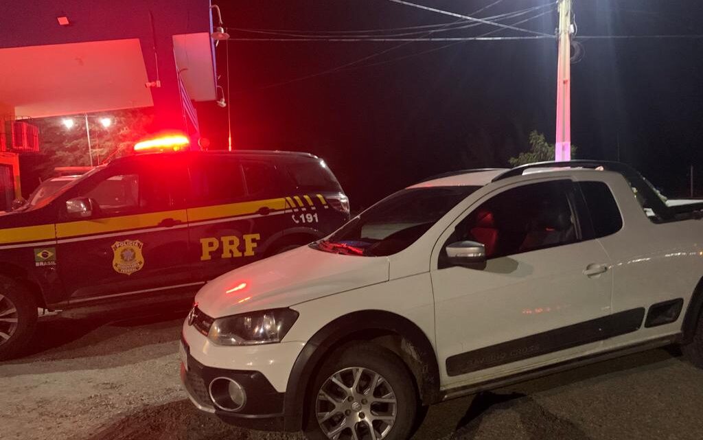 Dois veículos são recuperados pela PRF nas BRs 232 e BR 101 Dois veículos são recuperados pela PRF nas BRs 232 e BR 101