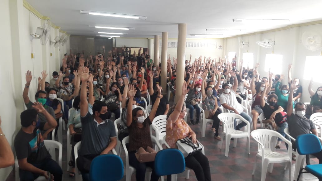 Professores do município de Caruaru entram em greve e se reúnem com Secretários