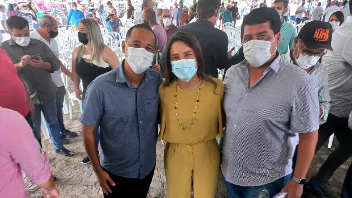 Vereador Irmão Ronaldo participa da entrega de máquinas, tratores e 17 toneladas de sementes para os agricultores Vereador Irmão Ronaldo participa da entrega de máquinas, tratores e 17 toneladas de sementes para os agricultores