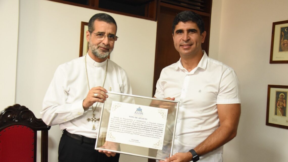 Erick Lessa entrega voto de aplauso ao bispo Dom Ruy
