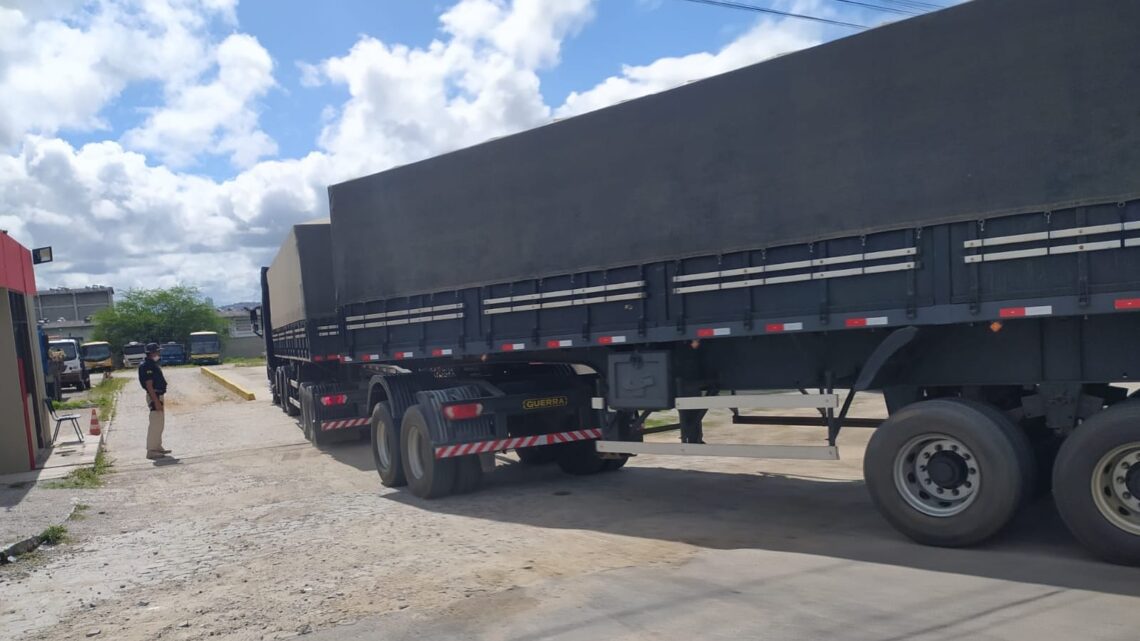 Cargas de milho com 102 toneladas de excesso de peso são retidas em Caruaru