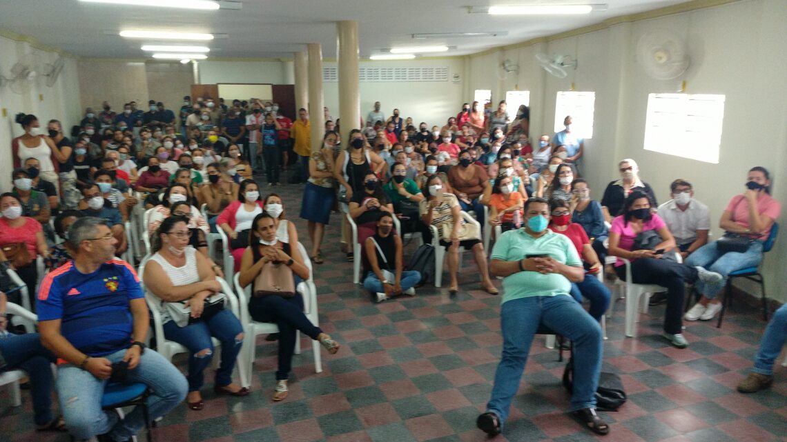 Professores de Caruaru aprovam proposta de 20% de reajuste, sob protesto, em Assembleia
