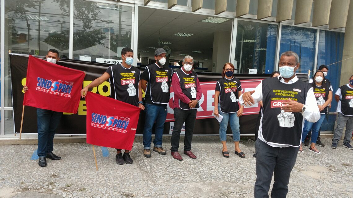 Servidores do INSS em greve realizam ato na unidade de Caruaru