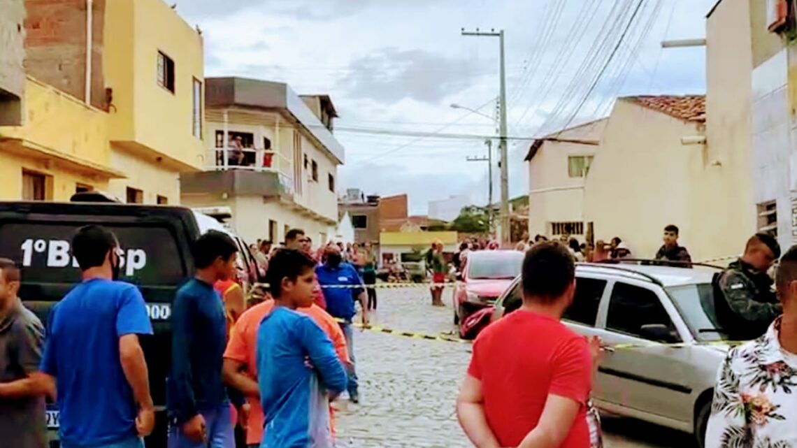 Homem é assassinado a tiros dentro de carro, em Caruaru Homem é assassinado a tiros dentro de carro, em Caruaru