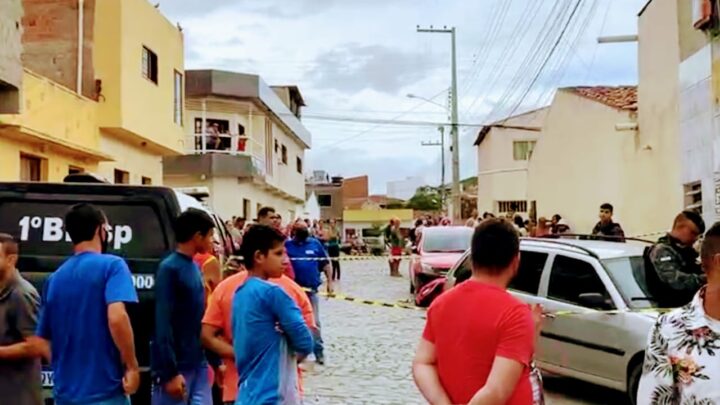 Homem é assassinado a tiros dentro de carro, em Caruaru