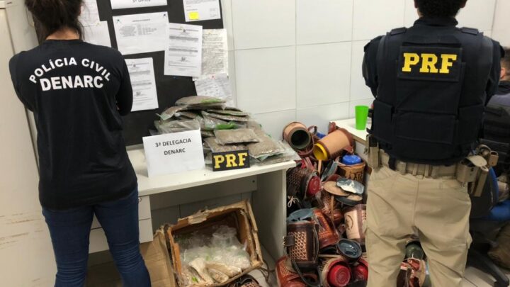 Grupo é detido com skunk e pasta base de cocaína, que estavam em 33 garrafas térmicas