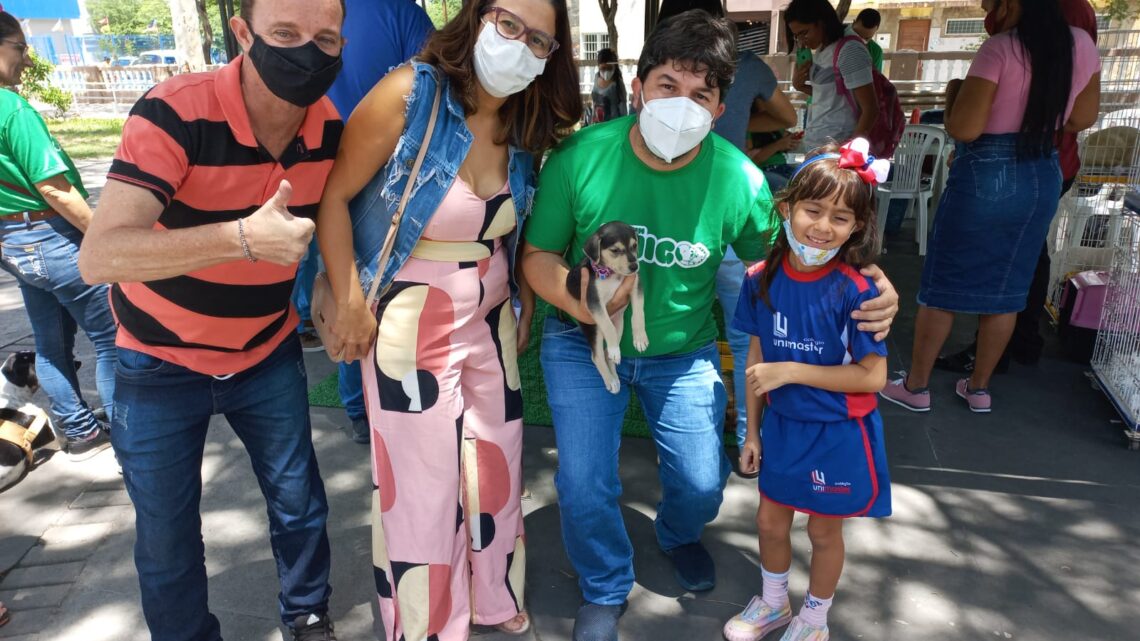 Fagner realiza visitas às famílias que adotaram animais em Caruaru