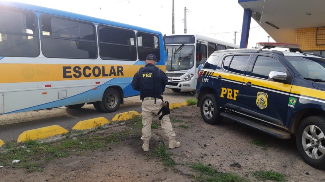 Fiscalização em transporte escolar encontra falta de cinto de segurança, ausências do curso e do certificado de vistoria