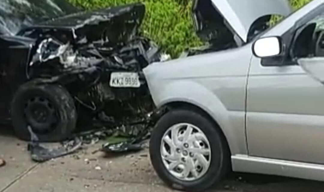 Mulher morre, após colisão frontal entre dois carros na PE 177