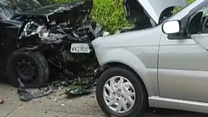 Mulher morre, após colisão frontal entre dois carros na PE 177