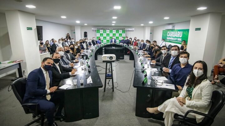 Prefeito de Caruaru, Rodrigo Pinheiro, realiza primeira reunião do secretariado