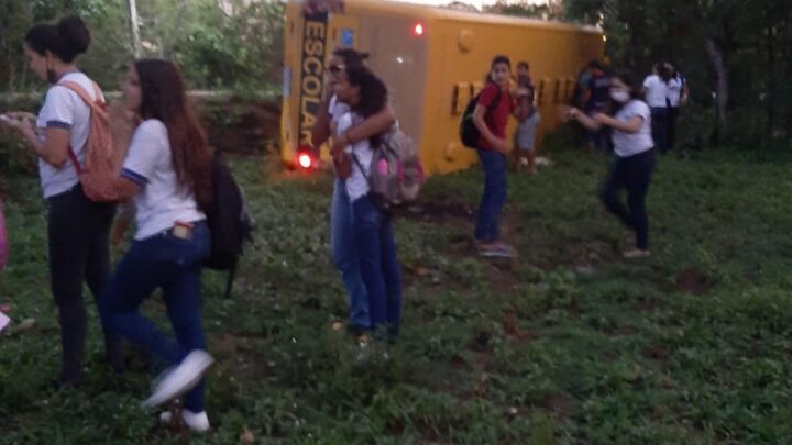 Ônibus que transportava estudantes e professores tomba na zona rural de Cumaru