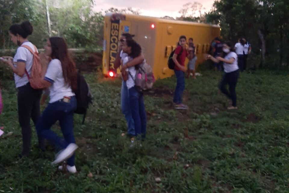Ônibus que transportava estudantes e professores tomba na zona rural de Cumaru