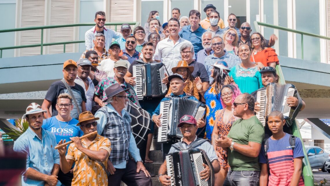 Prefeito Rodrigo Pinheiro recebe artistas em reunião sobre o São João 2022 de Caruaru
