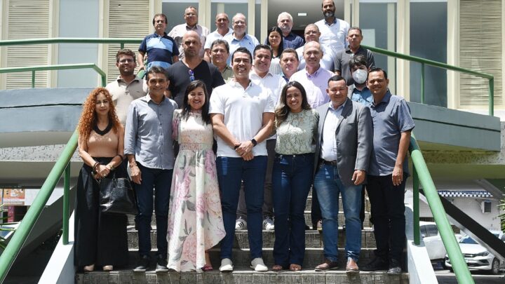 Prefeito de Caruaru Rodrigo Pinheiro se reúne com vereadores da situação e oposição