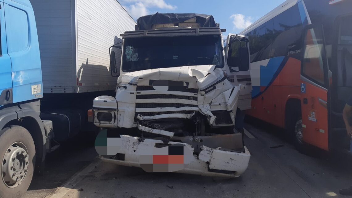 Engavetamento envolvendo vários veículos na BR 232 Engavetamento envolvendo vários veículos na BR 232